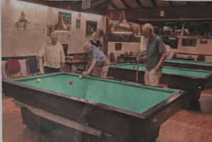 Willem Nak legt aan. Links kijkt Fred Blom toe