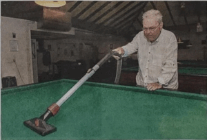 Fred Blom zuigt het laken